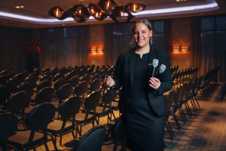 Presentatie met microfoons in vergaderzaal als audiovisuele ondersteuning bij zakelijk event
