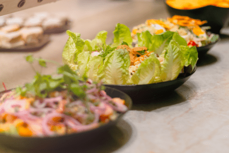 Salade op lunchbuffet tijdens zakelijke bijeenkomst in vergaderlocatie Utrecht