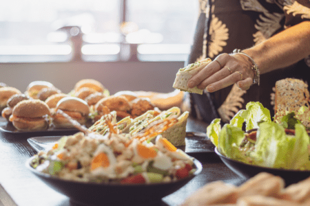 Working lunch met verse wraps, broodjes en salade tijdens zakelijke bijeenkomst bij Van der Valk Hotel Houten