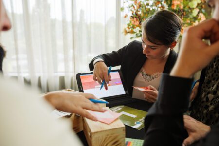 Deelnemer klikt op scherm tijdens Connect & Collab escape room als teambuilding activiteit