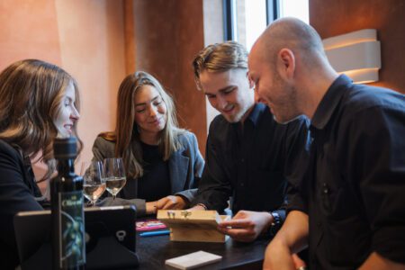 Team werkt samen aan spel tijdens plug and play teambuilding activiteit bij zakelijk event