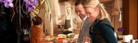 Gasten kiezen gerechten bij dinerbuffet tijdens zakelijk event bij Van der Valk Hotel Houten