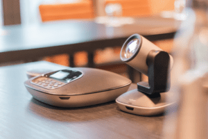 Professionele video conference set voor hybride meetings bij Van der Valk Hotel Houten