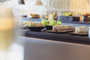 Working lunch met sandwiches en salade in lounge van vergaderlocatie Van der Valk Hotel Houten