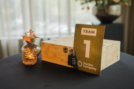Materialen voor teamindeling en activiteit tijdens zakelijk event bij Van der Valk Hotel Houten