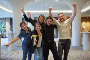 Team tijdens teambuilding activiteit bij zakelijke bijeenkomst in Houten - UTrecht