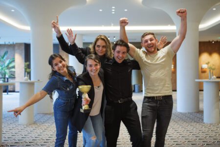 Team tijdens teambuilding activiteit bij zakelijke bijeenkomst in Houten - UTrecht